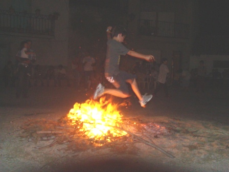 Saltant la foguera